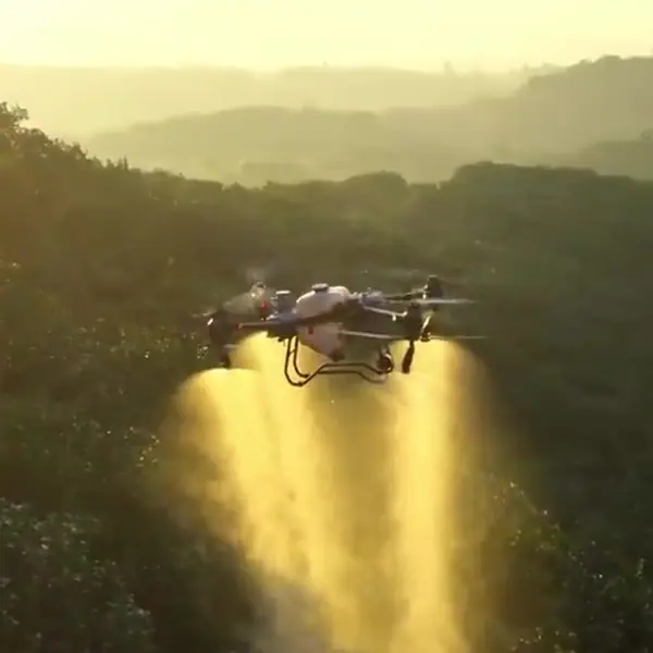 Drone pulverizando morros ao nascer do sol
